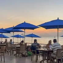 Terraza al atardecer frente al mar